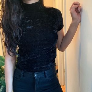 Black velvet ~kinda~ cropped turtleneck
